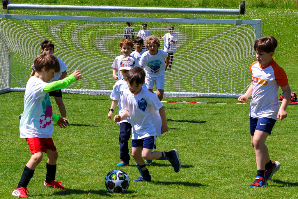 Jungwächter spielen am Fussballturnier vor einem Tor.